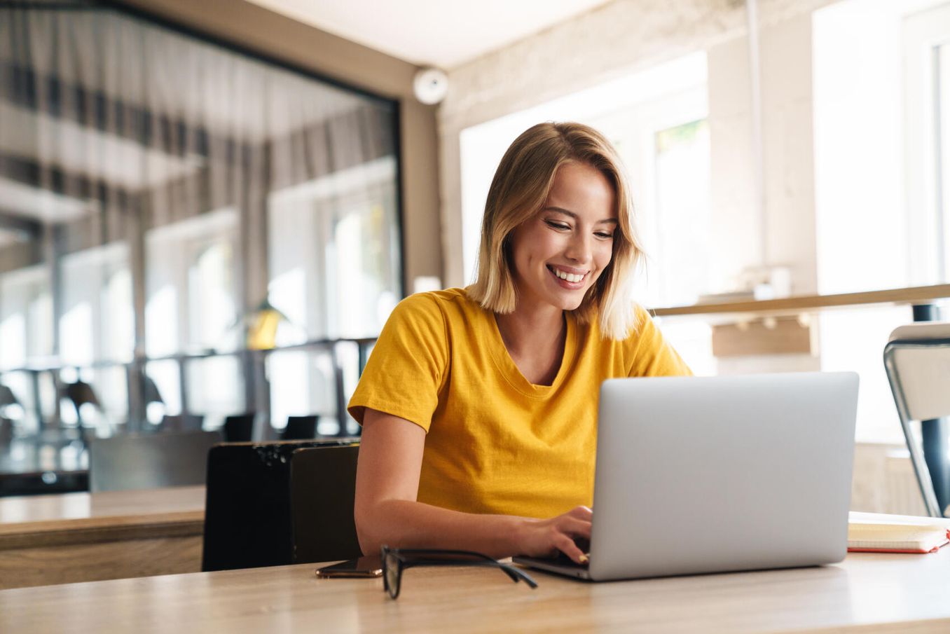 Studentin am Laptop beim Reflexion schreiben