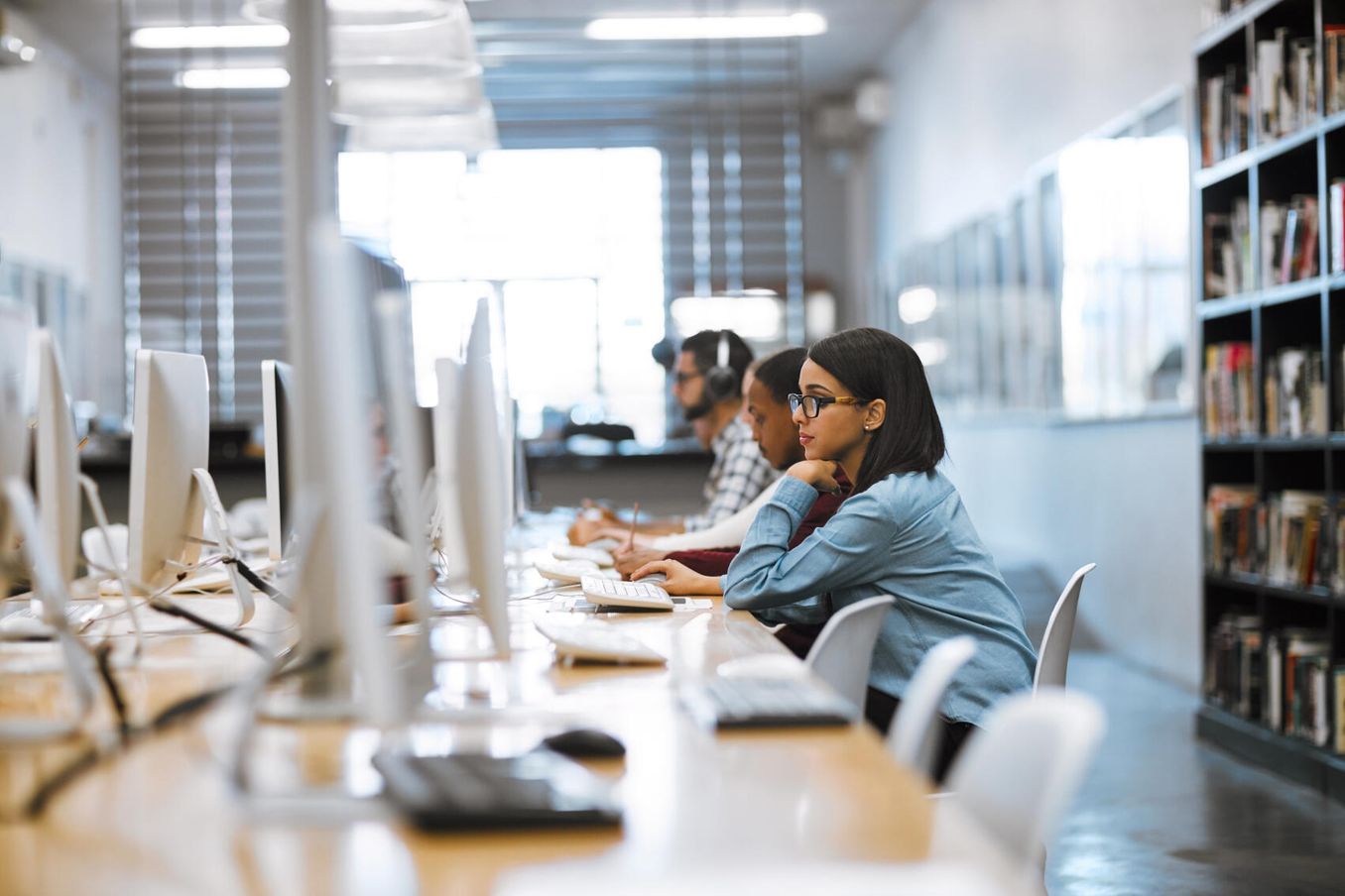 Regelstudienzeit – Studierende sitzen vor Computern in der Uni