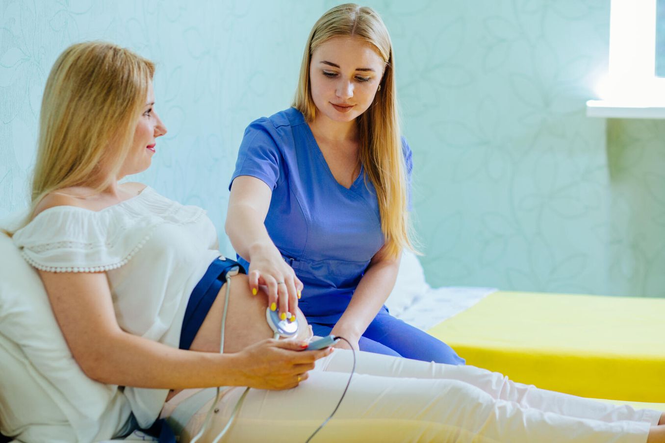 Hebammenkunde – Hebamme untersucht Schwangere
