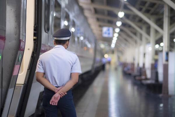 Bahnführer steht vor dem Zug