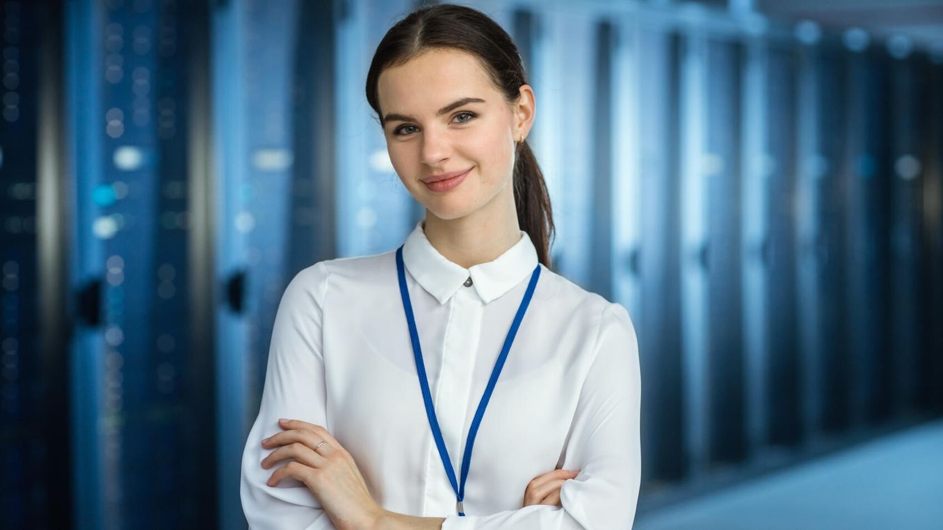 Angewandte Kuenstliche Intelligenz Studium – Frau arbeitet im Bereich Medizintechnik