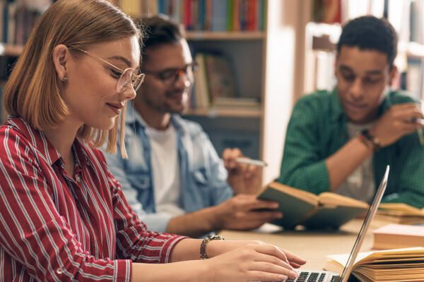 Studentin führt Diskursanalyse durch