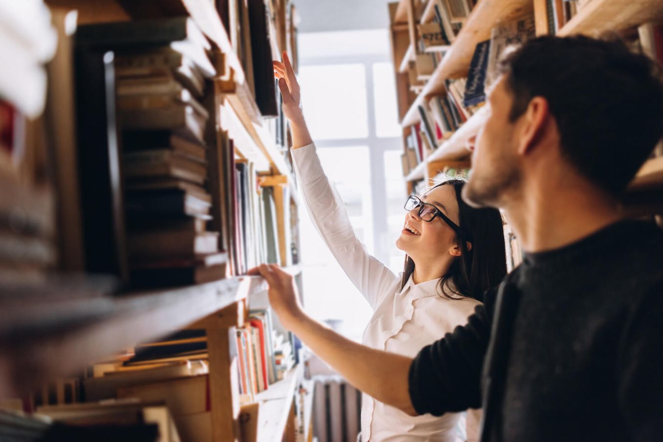 Studentin beschaeftigt sich mit englischer Literatur in ihrem Anglistik Studium