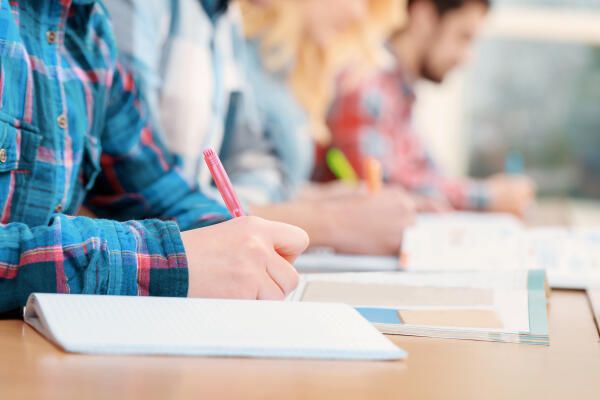 Student arbeitet an Varianzanalyse