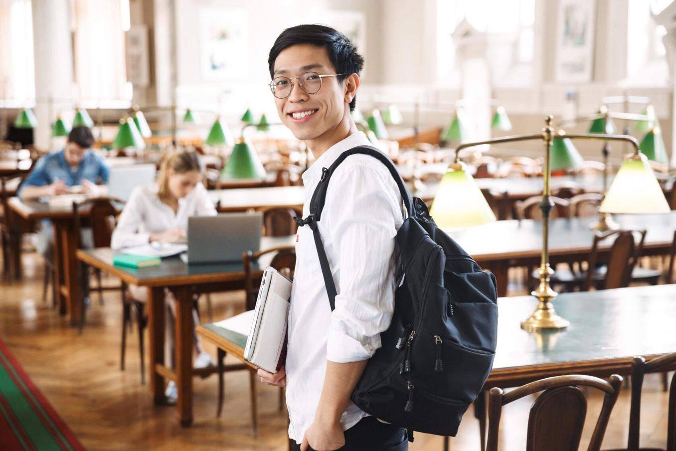 Masterarbeit drucken – Student lächelt zufrieden