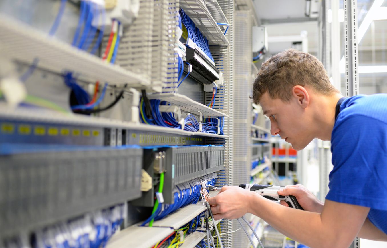 Dualer Student der Energie- und Gebäudetechnik bei der Arbeit