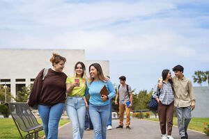 Auslandssemester Stipendium – Studierende laufen über den Campus Auslandssemester Stipendium – Studierende laufen ueber den Campus