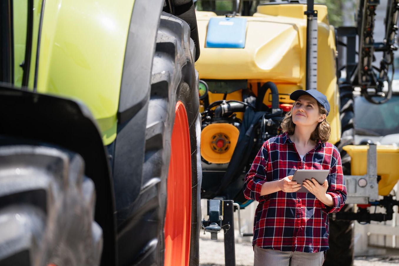 Agrartechnik Studium – Studentin prüft Traktor