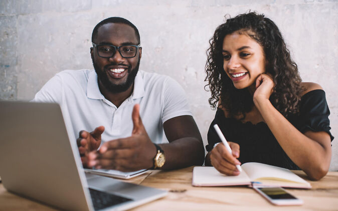 Bachelorarbeit Lektorat Studenten diskutieren beim Bachelorarbeit Lektorat