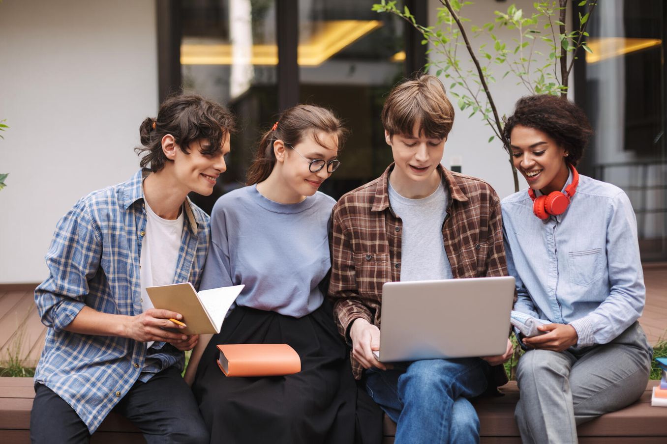 Schueler informieren sich uebers Studieren mit Realschulabschluss