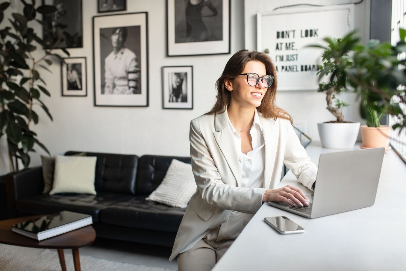 Freie Berufe – Frau vor Laptop