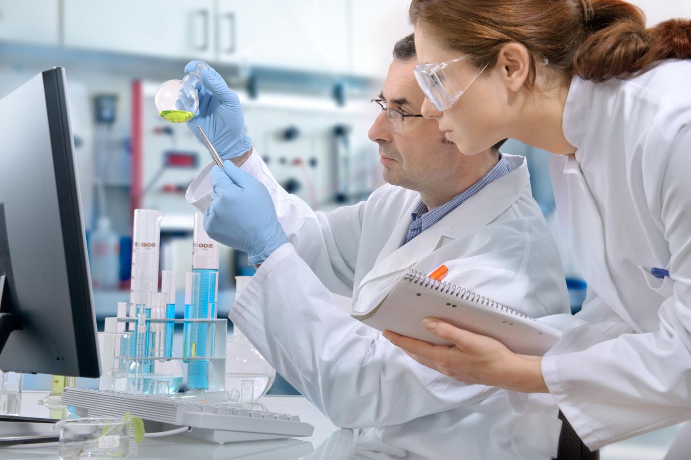 Studentin forscht fuer ihre Masterarbeit im Bioinformatik Studium