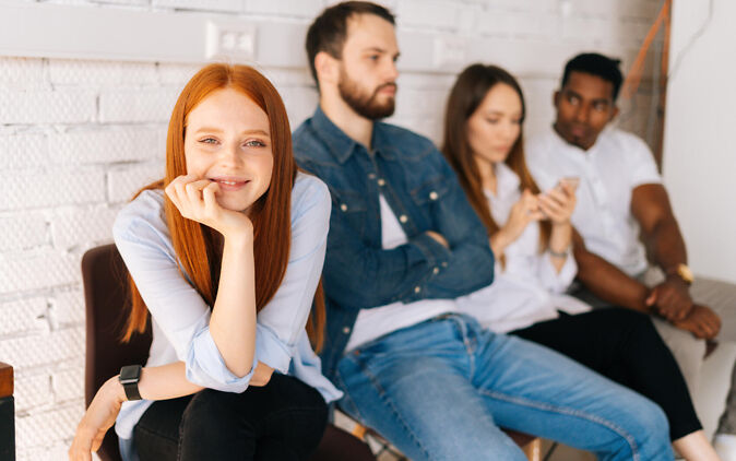 Krankenversicherung für Studenten – Studierende wartet im Wartezimmer auf Arztbesuch Krankenversicherung fuer Studenten – Studierende wartet im Wartezimmer auf Arztbesuch