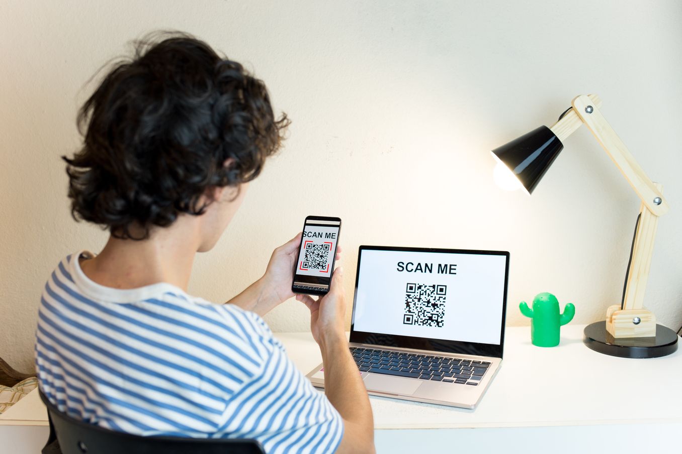 Junge scant mit seinem Smartphone