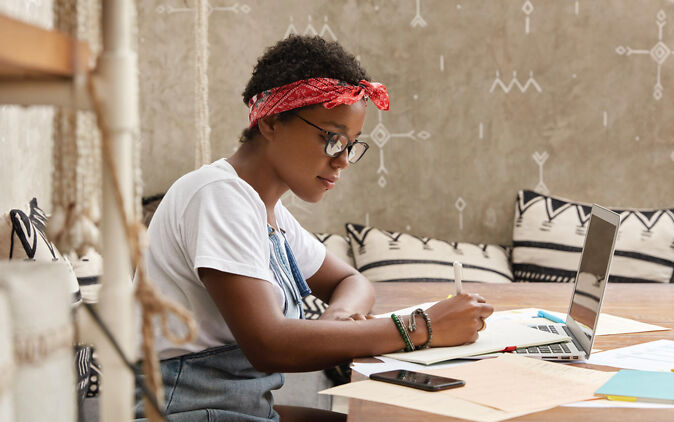 Studierende ist unzufrieden – sie will ihren Studiengang wechseln Studierende ist unzufrieden – sie will ihren Studiengang wechseln