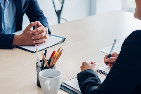 Leitfadeninterview – Interviewerin macht Notizen