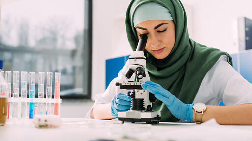 Biologie Studium – Studentin forscht am Mikroskop Biologie Studium – Studentin forscht am Mikroskop