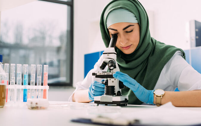 Biologie Studium – Studentin forscht am Mikroskop Biologie Studium – Studentin forscht am Mikroskop