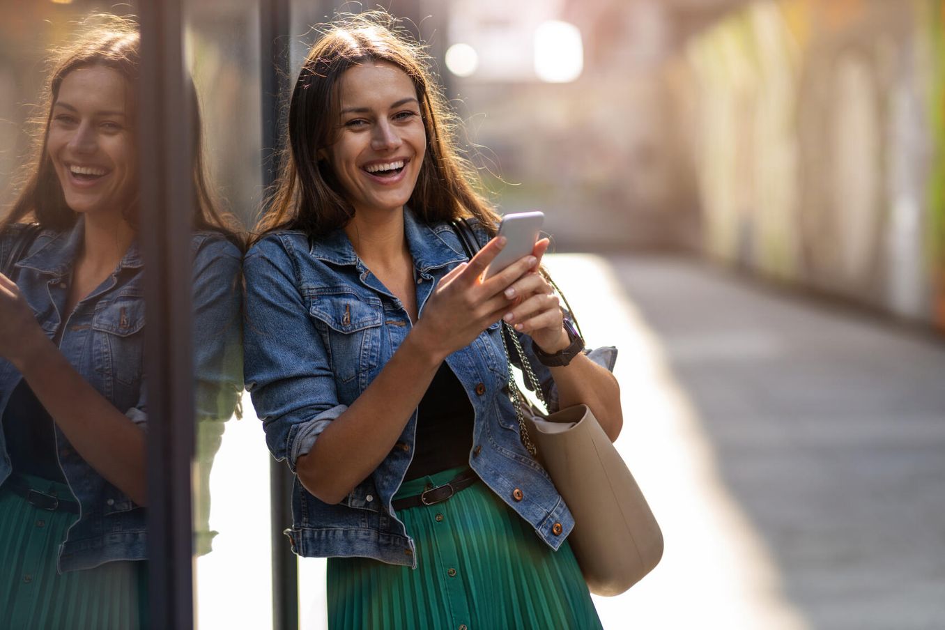 Lachende Frau macht Berufswahltest am Smartphone
