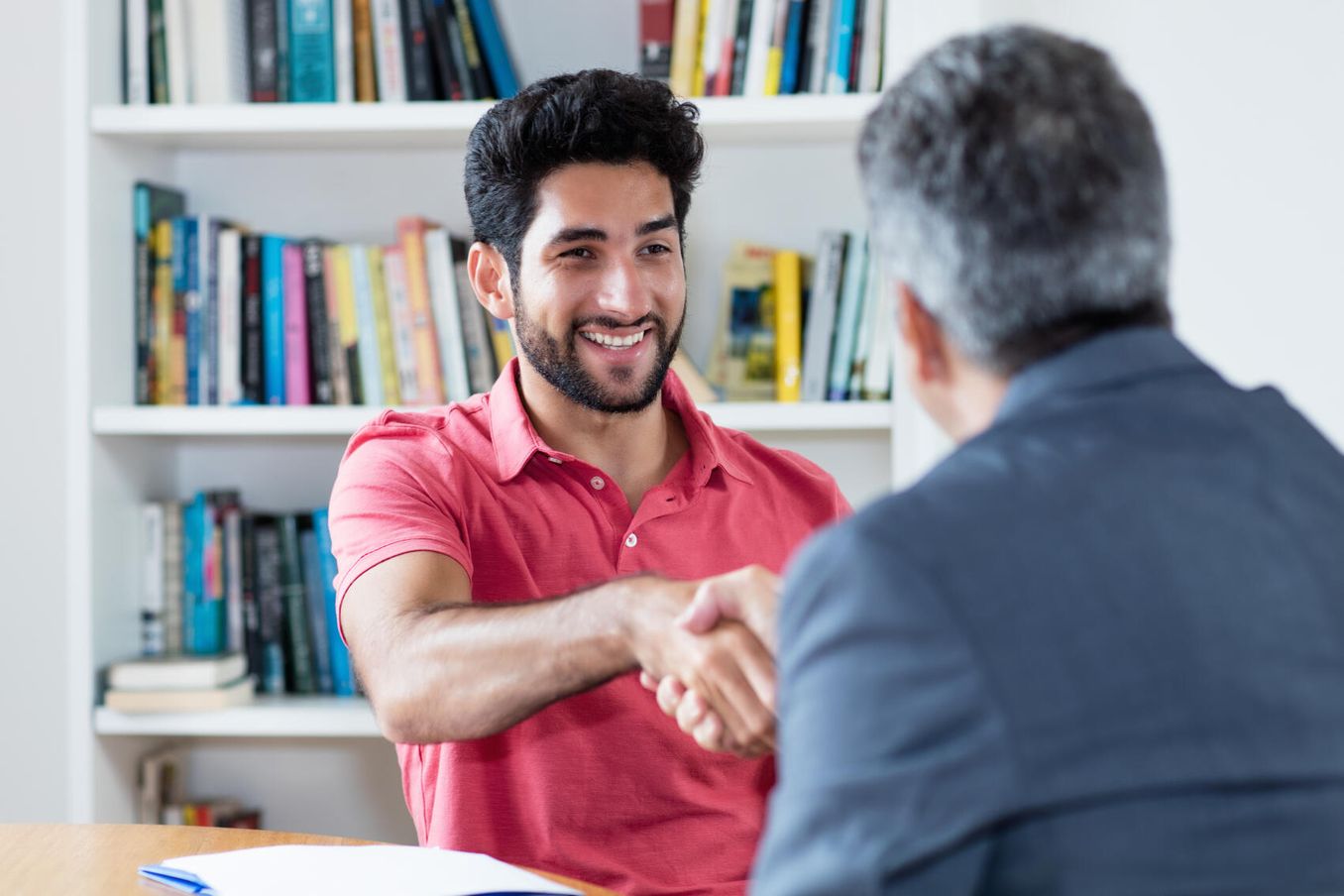 Student findet einen Experten fuer sein Masterarbeit Experteninterview