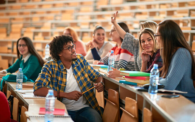 Credit Points im Studium – Gruppe von Studierenden im Vorlesungssaal Credit Points im Studium – Gruppe von Studierenden im Vorlesungssaal