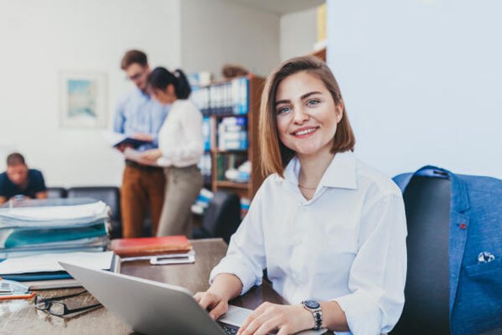 Wirtschaftsprüferin bei der Arbeit