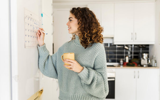 Frau zählt ihre Wartesemester im Kalender Frau zaehlt ihre Wartesemester im Kalender