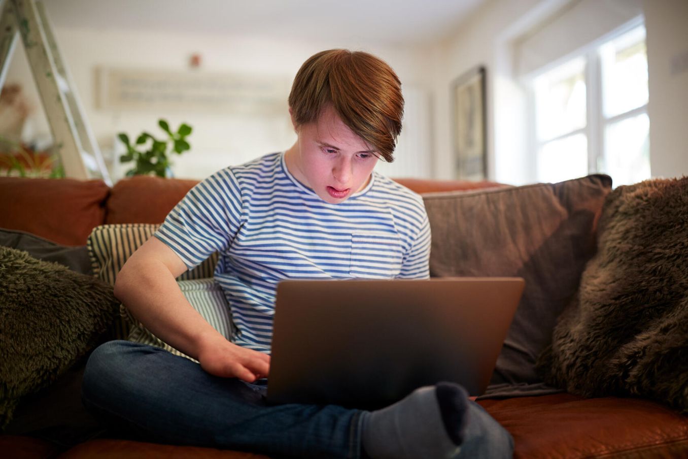 Junger Mann schreibt Bewerbung fuer Freiwilliges Praktikum