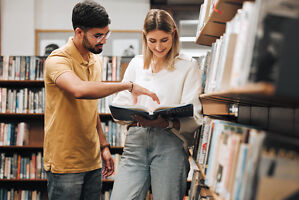 Studentin bespricht sich mit ihrem Lektor beim Bachelorarbeit veröffentlichen Studentin bespricht sich mit ihrem Lektor beim Bachelorarbeit veroeffentlichen