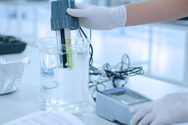 Umwelttechnologe fu¨r Abwasserbewirtschaftung prüft Wasserprobe