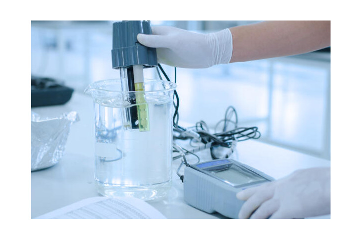 Umwelttechnologe fu¨r Abwasserbewirtschaftung prüft Wasserprobe