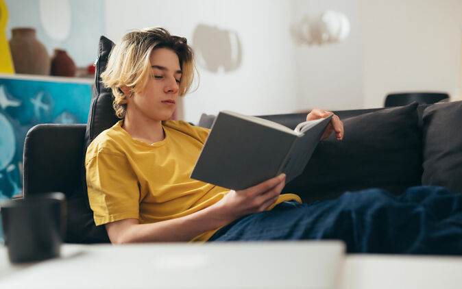 Junger Mann in Studentenwohnung Junger Mann in Studentenwohnung