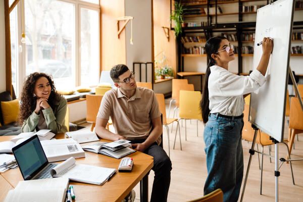 Studenten legen Theorien für den theoretischen Rahmen fest