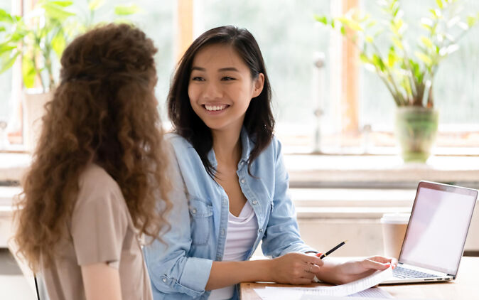 Schülerin beim Vorstellungsgespräch für Praktikum mit Personalerin Schülerin beim Vorstellungsgespräch für Praktikum mit Personalerin