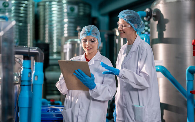 Kunststofftechnik Studium – Zwei Frauen besprechen sich bei der Kunststoffproduktion Kunststofftechnik Studium – Zwei Frauen besprechen sich bei der Kunststoffproduktion