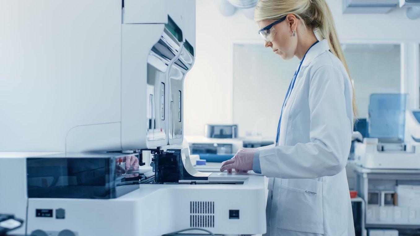 Studentin bei Laborarbeit im Genetik Studium