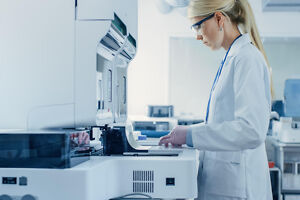 Studentin bei Laborarbeit im Genetik Studium Studentin bei Laborarbeit im Genetik Studium