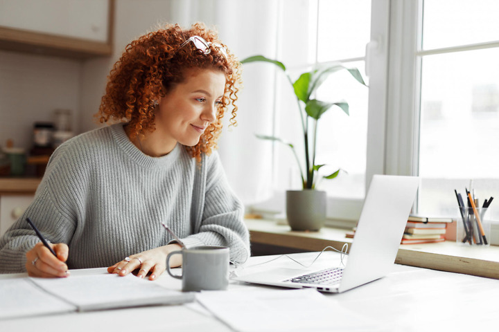 Studentin liest Bachelorarbeit Leitfaden online