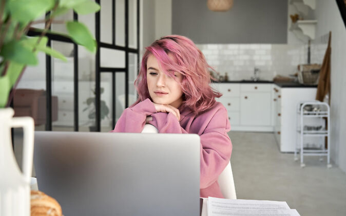 Online Studiengänge – Studierende sitzt Zuhause vor dem Laptop Online Studiengaenge – Studierende sitzt Zuhause vor dem Laptop