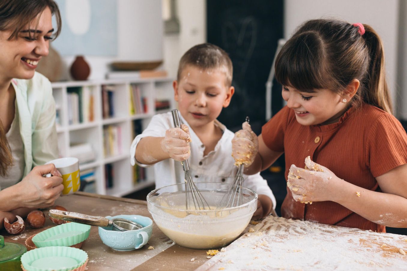 Sabbatjahr – Mutter backt mit ihren Kindern