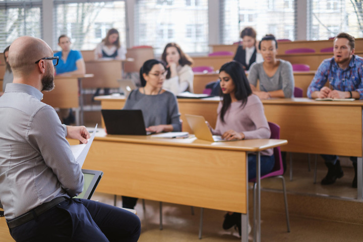 Studierende lernen im Seminar u¨ber die Struktur der Bachelorarbeit