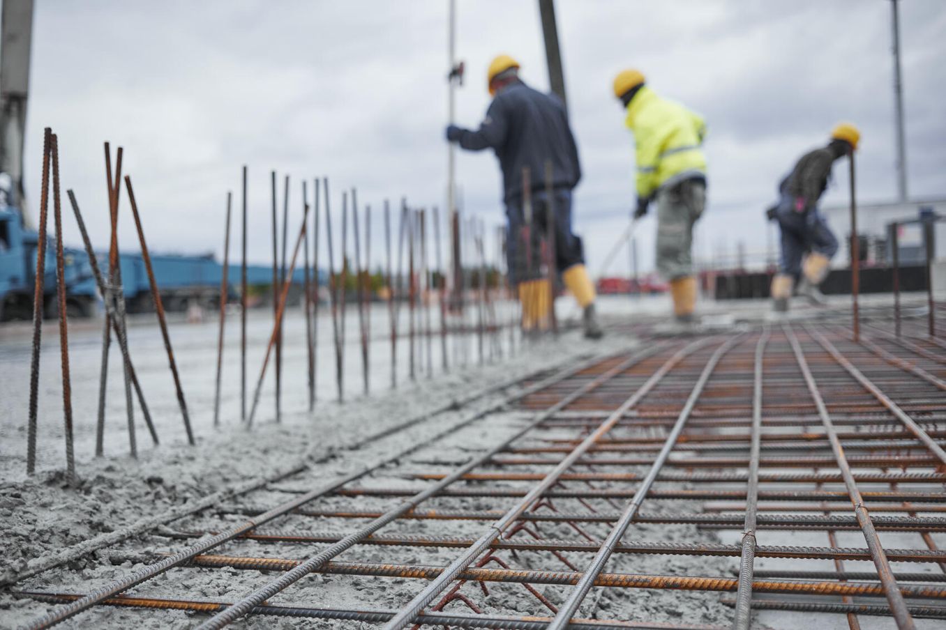 Beton- und Stahlbetonbauer gießen Beton