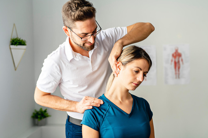 Chiropraktiker behandelt Patientin