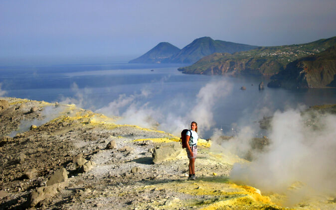 Vulkanologie Studium – Studierende auf Exkursion steht auf einem Vulkan umgeben von Dampf Vulkanologie Studium – Studierende auf Exkursion steht auf einem Vulkan umgeben von Dampf
