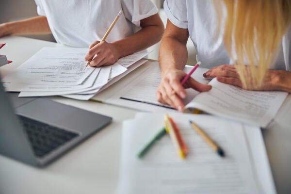 Studenten arbeiten an Dokumentenanalyse