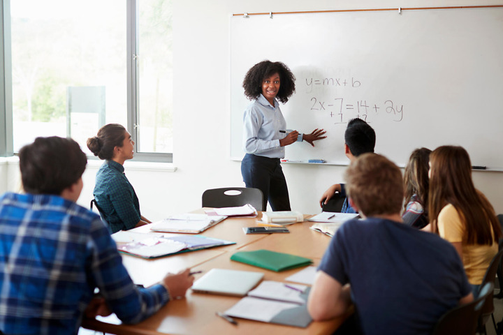 Dozentin erkla¨rt Studierenden von Studienga¨ngen mit Mathe eine Statistik Rechnung