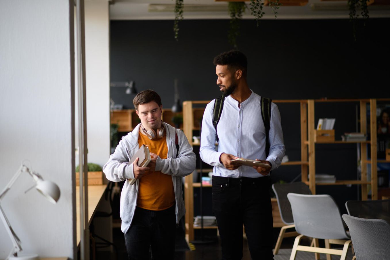 Assistierte Ausbildung – Azubi und Betreuer unterhalten sich