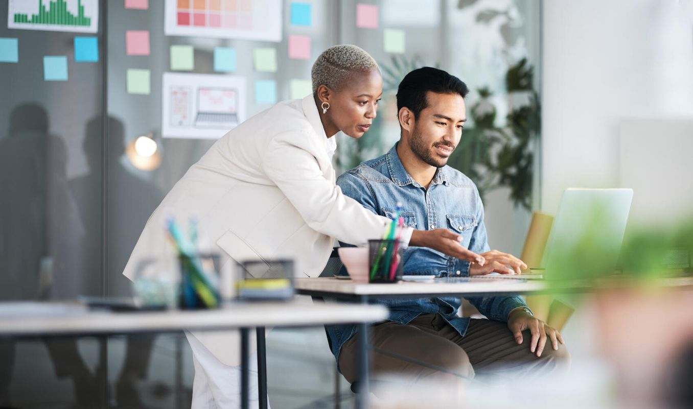 Projektmanagement Einstiegsgehalt – Projektmanager am Laptop