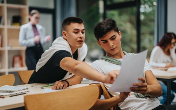 Studenten sprechen Ergebnisse der Pilotstudie durch
