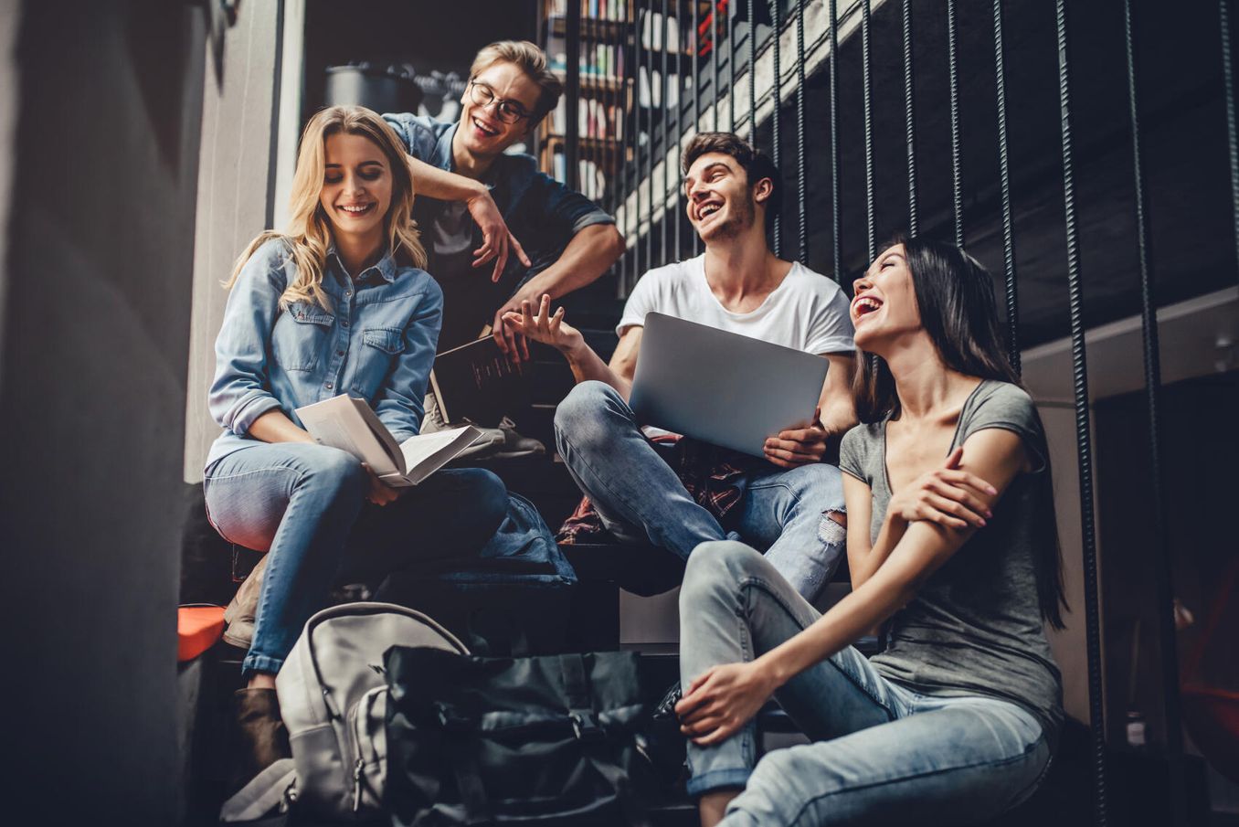 Beliebteste Studiengaenge – Freundesgruppe im Treppenhaus der Universitaet